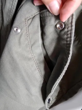 Abrigo verde militar con capucha