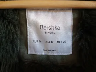 Abrigo verde militar con capucha