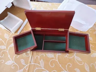 Joyero de madera con compartimentos