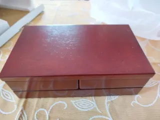 Joyero de madera con compartimentos