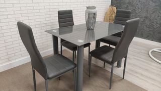 Mesa de cristal con 4 sillas