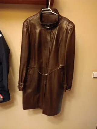 Abrigo de piel marrón con cinturón