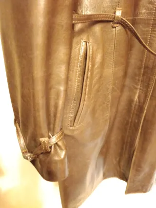 Abrigo de piel marrón con cinturón