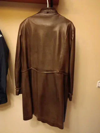 Abrigo de piel marrón con cinturón