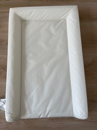 Cambiador Ikea blanco y 2 fundas.