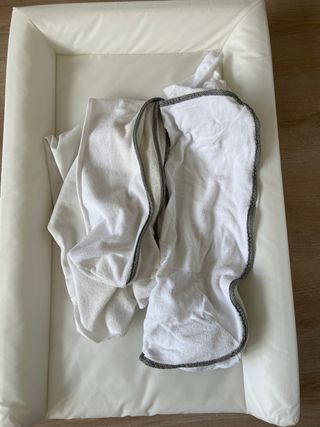 Cambiador Ikea blanco y 2 fundas.