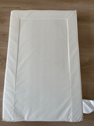 Cambiador Ikea blanco y 2 fundas.