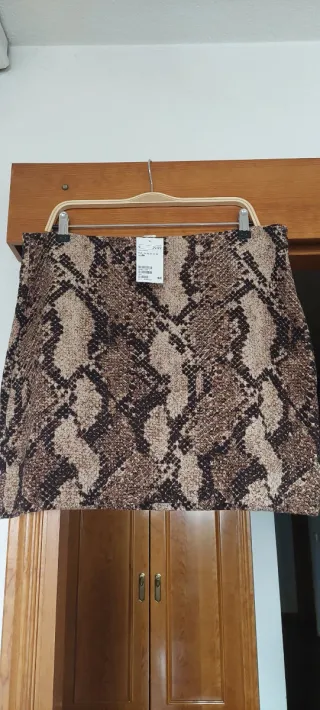 Falda H&M efecto piel serpiente