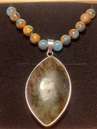 Collar hecho a mano con piedras naturales