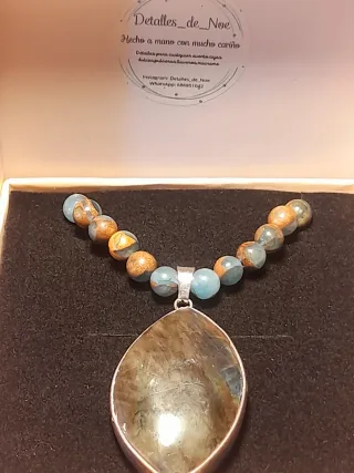 Collar hecho a mano con piedras naturales