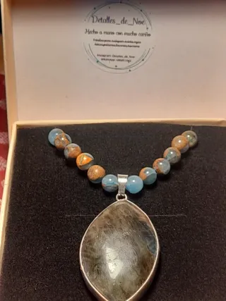 Collar hecho a mano con piedras naturales