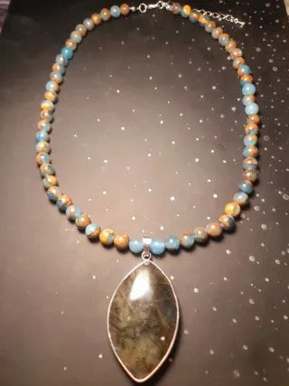 Collar hecho a mano con piedras naturales