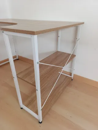 Mesa auxiliar en L con dos estantes