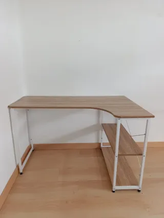 Mesa auxiliar en L con dos estantes