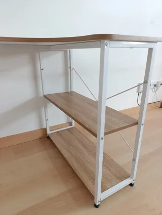 Mesa auxiliar en L con dos estantes