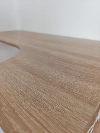 Mesa auxiliar en L con dos estantes