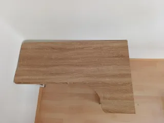 Mesa auxiliar en L con dos estantes