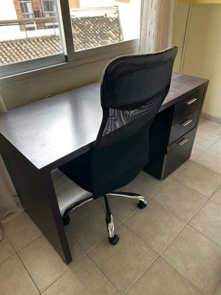 Scrivania nera con cassetti