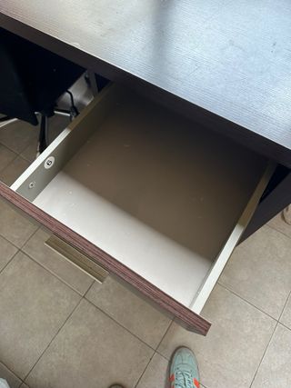 Scrivania nera con cassetti