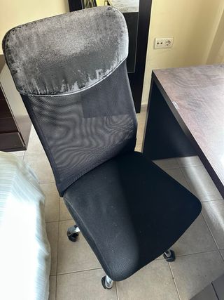 Scrivania nera con cassetti