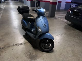 Vespa ET2 ciclomotor azul