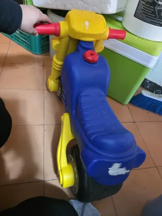 Moto de bebé azul y amarilla