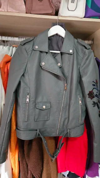 Cazadora gris con bordado floral