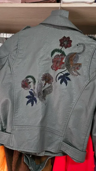 Cazadora gris con bordado floral