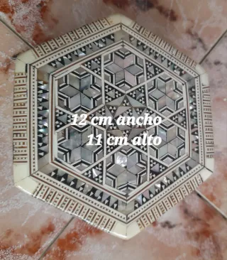 Joyero hexagonal con incrustaciones