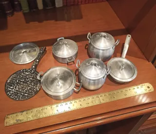 Antiguas Cacerolas Juguete Miniatura vintage.