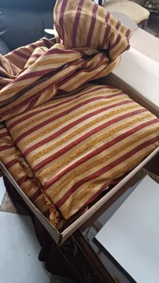 Cortinas doradas y rojas - 4 paños