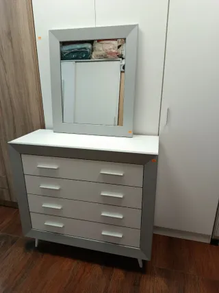 Cómoda con espejo gris y blanco