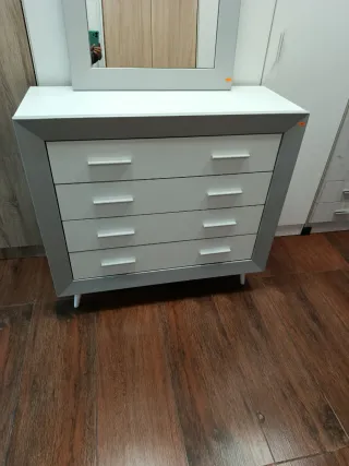 Cómoda con espejo gris y blanco