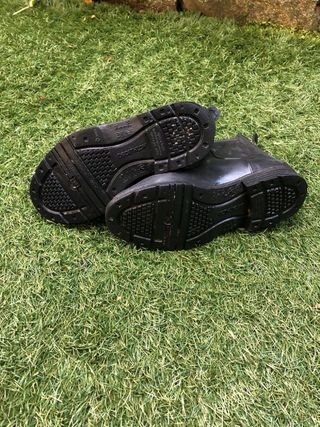 Botas de equitación negras y botines.