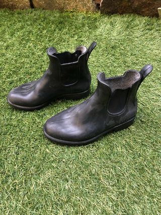 Botas de equitación negras y botines.