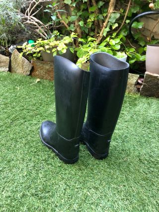Botas de equitación negras y botines.