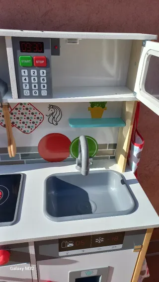 Cocina de madera infantil con luz y sonido.