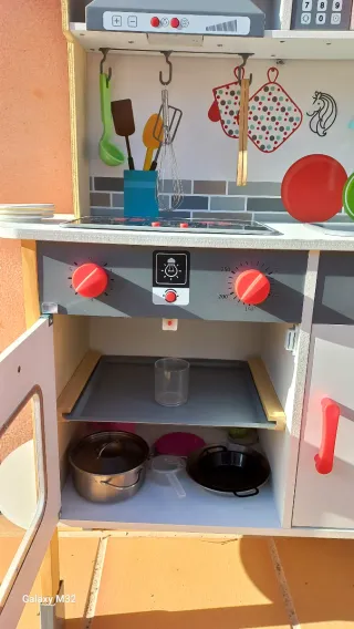 Cocina de madera infantil con luz y sonido.