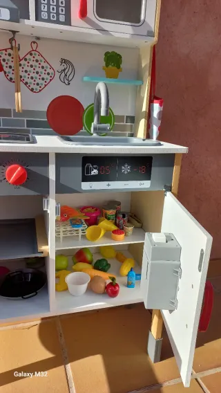 Cocina de madera infantil con luz y sonido.