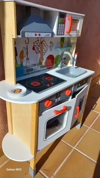 Cocina de madera infantil con luz y sonido.