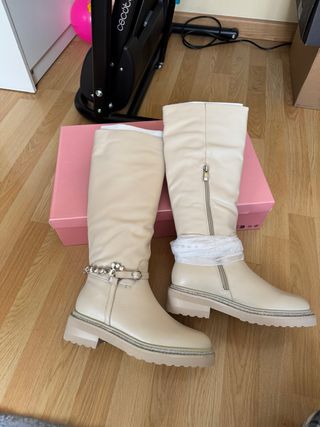 Botas altas beige con detalle joya