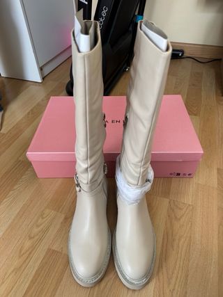 Botas altas beige con detalle joya