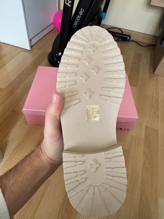 Botas altas beige con detalle joya