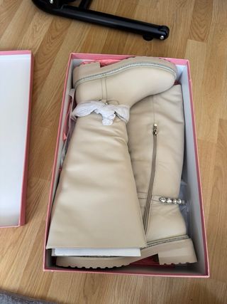 Botas altas beige con detalle joya