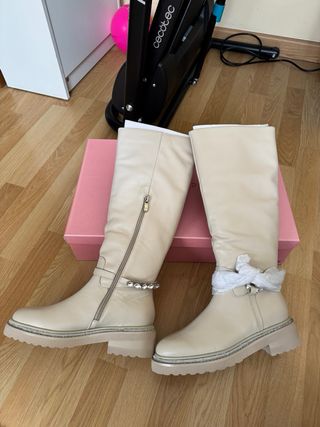 Botas altas beige con detalle joya