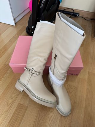 Botas altas beige con detalle joya