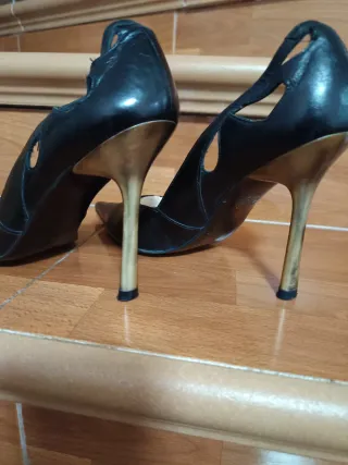 Zapatos de tacón negros y dorados T-37