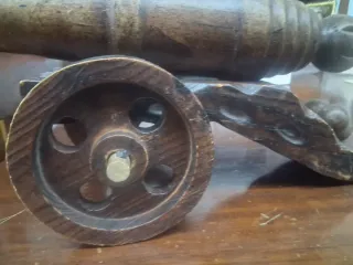 Cannone in legno decorato