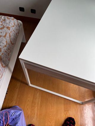 Escritorio blanco con cajonera amplia