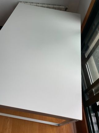 Escritorio blanco con cajonera amplia